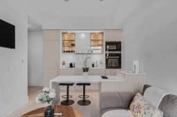 Chic 1BR with City Views in Yorkville - Image 4
