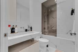 Chic 1BR with City Views in Yorkville - Image 3