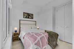 Chic 1BR with City Views in Yorkville - Image 2