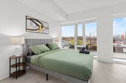 Modern 3BR/2.5BT Home + Free Parking - Image 2