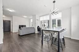 Spacious 2BR Townhouse w/ Parking & Workspace - Image 5