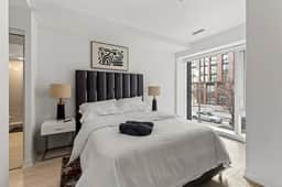 Stylish Townhouse Near Distillery | Patio-Parking - Image 3