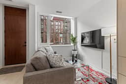Stylish Townhouse Near Distillery | Patio-Parking - Image 2
