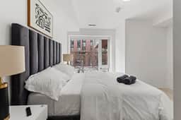 Stylish Townhouse Near Distillery | Patio-Parking - Image 4