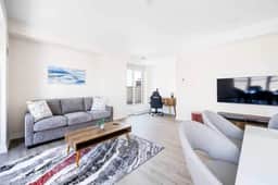 Bright and Cozy 3-Bedroom Home with City Views - Image 3