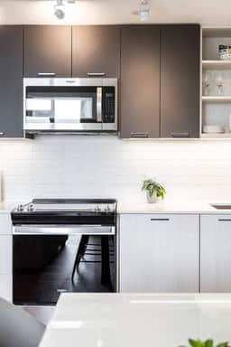 Elegant 4BR Condo with City Views & Free Parking - Image 3