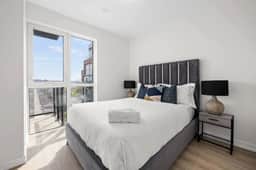 Elegant 4BR Condo with City Views & Free Parking - Image 2