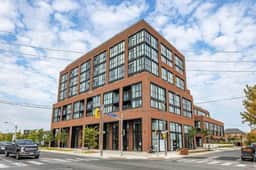 Bright 4BR Loft with City Outlook - Image 3