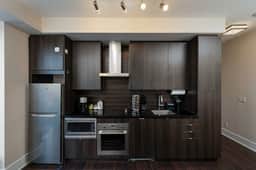 Bright 3BR Near Rogers Centre w/ Free Parking - Image 3