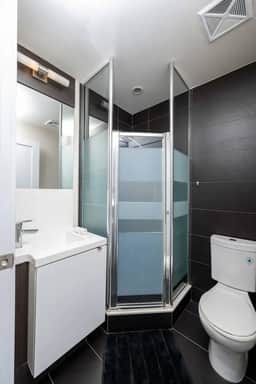 Bright 3BR Near Rogers Centre w/ Free Parking - Image 4