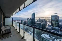 Bright 3BR Near Rogers Centre w/ Free Parking - Image 5