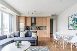 Luxury 3BR near downtown Toronto with free parking - Image 4