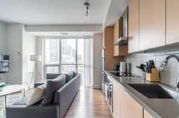 Luxury 3BR near downtown Toronto with free parking - Image 3