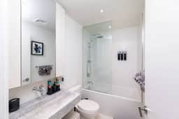 Modern Yorkville Condo • Sleeps 3 • Prime Location - Image 3