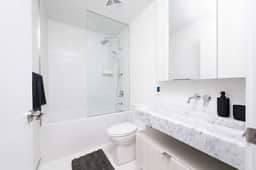 Luxury 1BR Apartment in Heart of Yorkville - Image 4