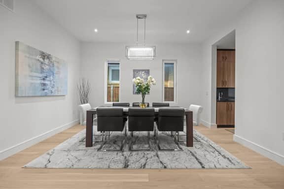 Spacious & Elegant Three Story 6 Bed Townhouse - Image 4