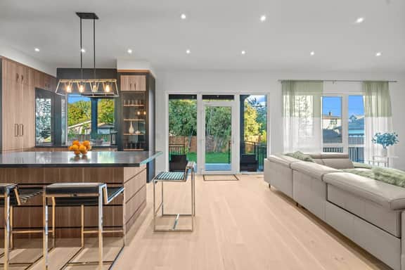 Spacious & Elegant Three Story 6 Bed Townhouse - Image 3