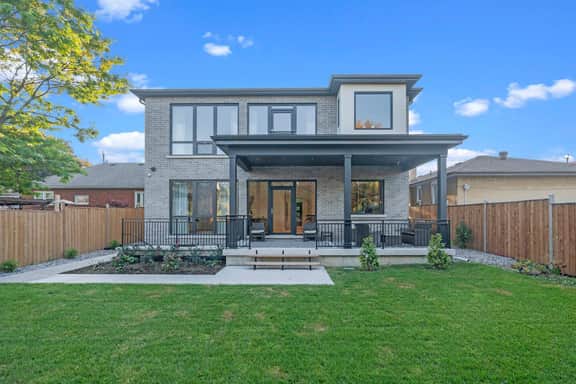 Spacious & Elegant Three Story 6 Bed Townhouse - Image 2