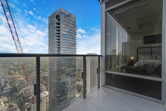 Chic 1BR with City Views in Yorkville - Image 5
