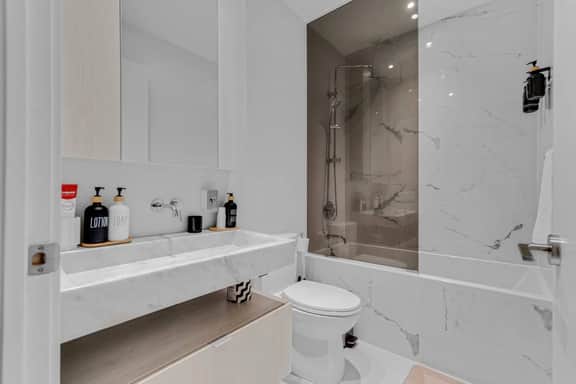 Chic 1BR with City Views in Yorkville - Image 3