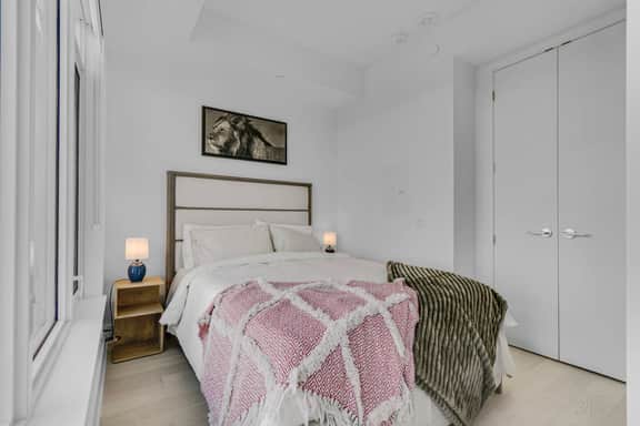 Chic 1BR with City Views in Yorkville - Image 2