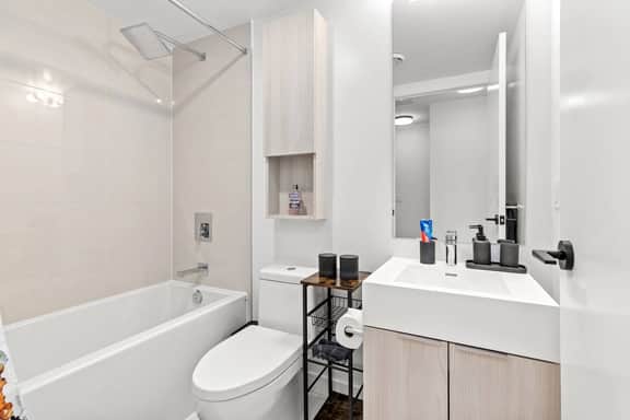 Modern 3BR/2.5BT Home + Free Parking - Image 3