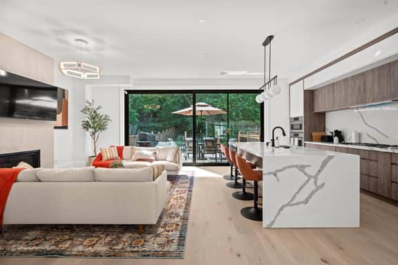 5BD 3-storey High Park home w/ Theater & Game room - Image 2