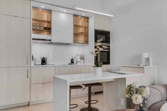Elegant 1BR Yorkville Suite | City Views - Image 5