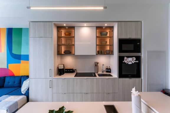 Luxury 1BR + Den Suite - Balcony & City Views - Image 3