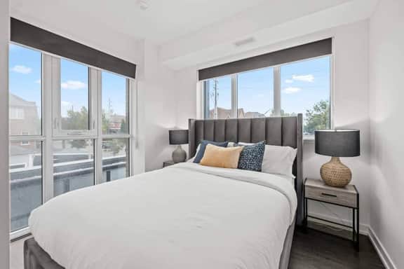 Spacious 2BR Townhouse w/ Parking & Workspace - Image 2