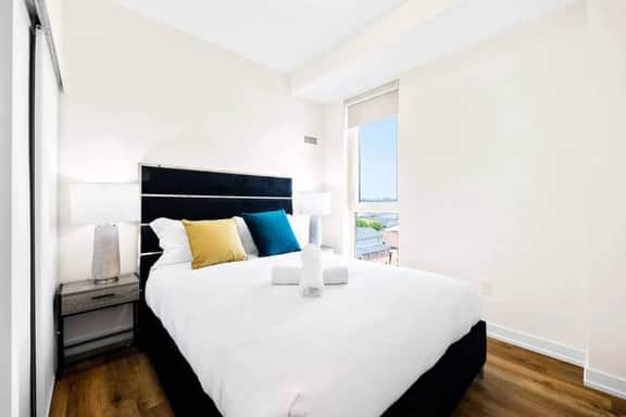 Luxurious Condo Penthouse, Balcony & Parking - Image 2