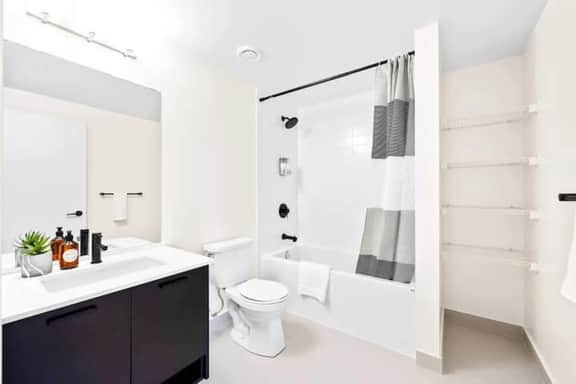 Luxurious Condo Penthouse, Balcony & Parking - Image 4