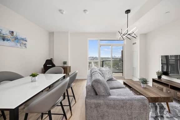 Luxury 4BR Apartment | Stunning Skyline Views - Image 5