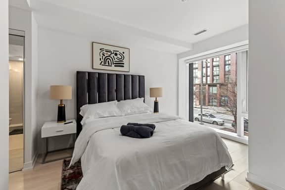 Stylish Townhouse Near Distillery | Patio-Parking - Image 3