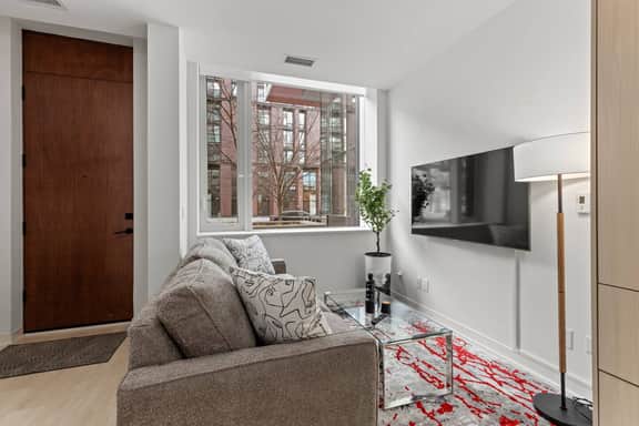Stylish Townhouse Near Distillery | Patio-Parking - Image 2