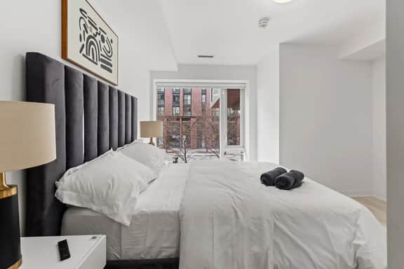 Stylish Townhouse Near Distillery | Patio-Parking - Image 4