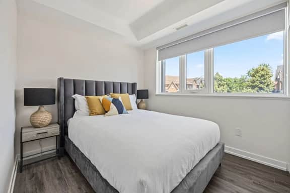 Sleek 2BR Den Townhouse | Parking & Views - Image 5
