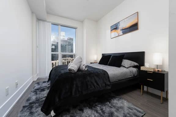 Bright 3BR Condo w/ Roger Centre & Skyline Views - Image 2