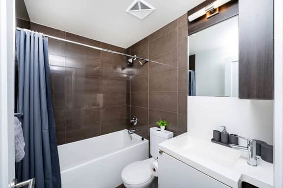 Bright 3BR Condo w/ Roger Centre & Skyline Views - Image 4