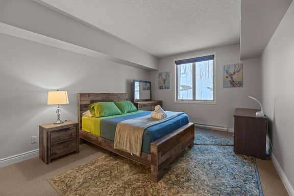 Lakefront 3BR Condo – Close to Ski & Golf Resorts - Image 2