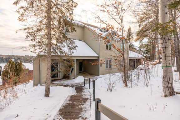 Lakefront 3BR Condo – Close to Ski & Golf Resorts - Image 4