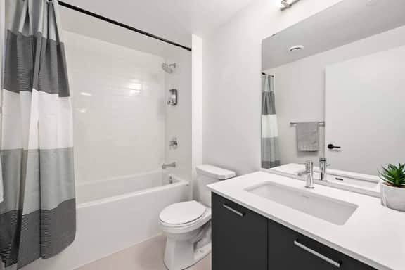 Elegant 4BR Condo with City Views & Free Parking - Image 4