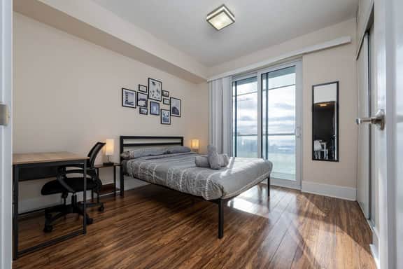 Bright 3BR Near Rogers Centre w/ Free Parking - Image 2