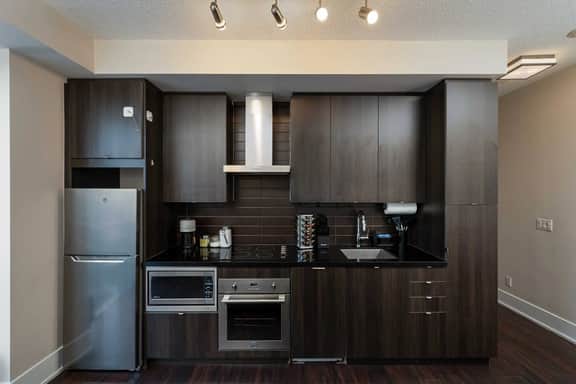 Bright 3BR Near Rogers Centre w/ Free Parking - Image 3
