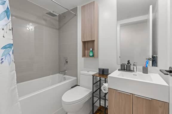 2-Storey 4BDR 3BTH Townhouse in Downtown Toronto - Image 4
