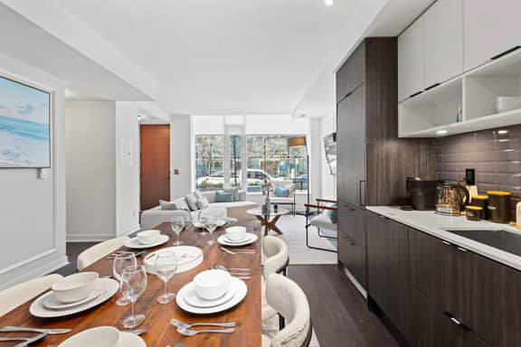 Pro-Designed 4BR3BTH 2-Storey Townhouse-DT Toronto - Image 3