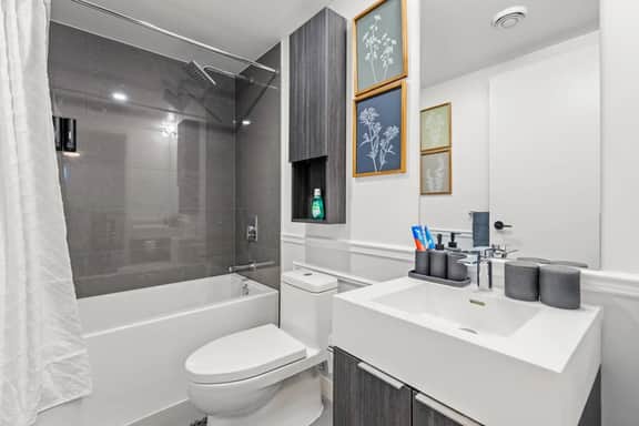 Pro-Designed 4BR3BTH 2-Storey Townhouse-DT Toronto - Image 5