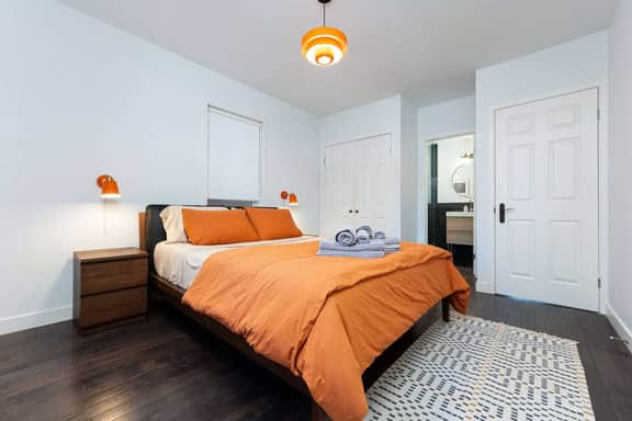 Modern 2BR House, Cozy, Family-Friendly & Central - Image 2