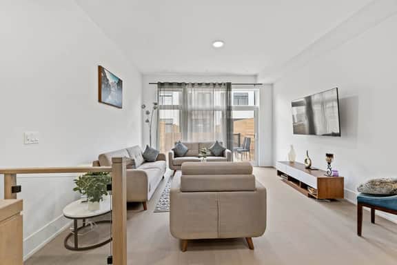 Luxury Townhouse w/ Deck Near FIFA Toronto - Image 2