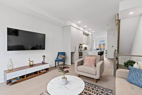 Luxury Townhouse w/ Deck Near FIFA Toronto - Image 3